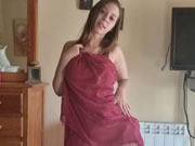 挑発的に踊るアラブの巨乳少女